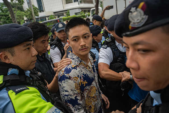 Ex-conselheiro pró-democracia, Lee Yu-shun, deixando o tribunal de Hong Kong após ser absolvido por falta de provas de violação da Lei de Segurança Nacional. 30/05/2024