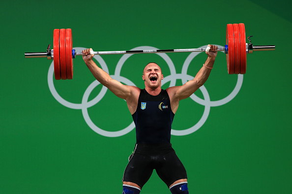 Levantador de peso ucraniano, Oleksandr Pielieshenko, durante competição nos Jogos Olímpicos de 2016 no Rio.