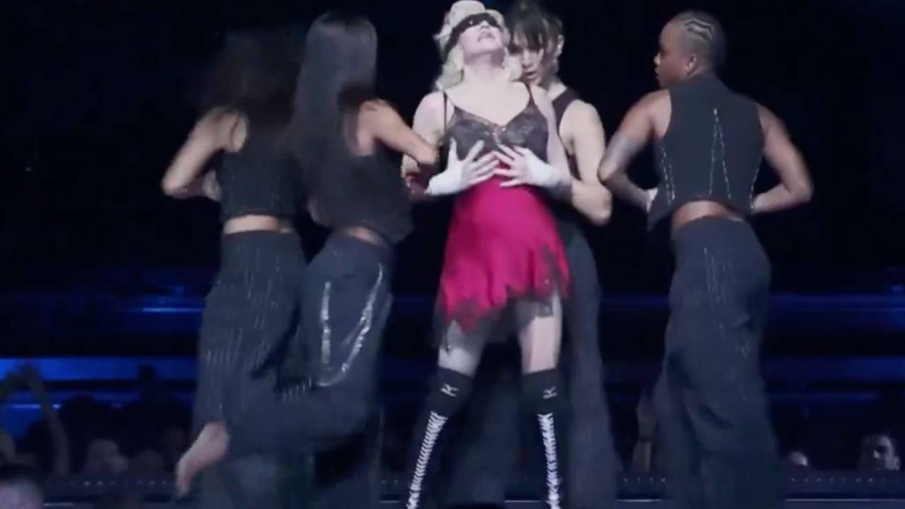 Madonna durante a música 'Hung Up' no show em Copacabana