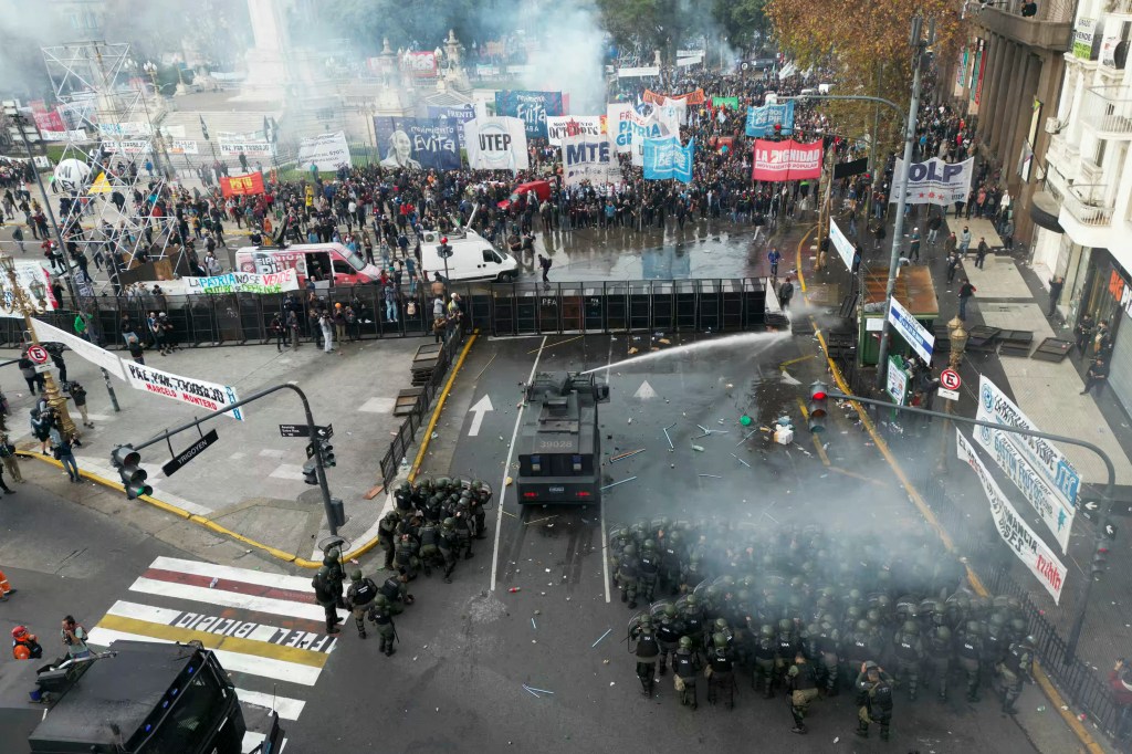 argentina - protesto - manifestantes - política - congresso - javier milei