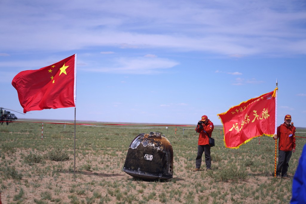 AMOSTRAS DA LUA - China: capsula retornou com regolitos do lado oculto do satélite