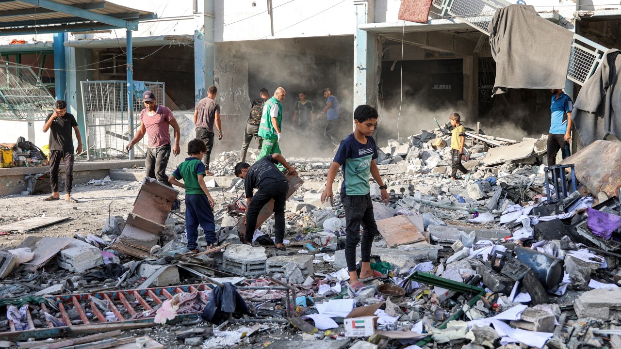 Destroços da escola de Asma, da UNRWA, atingida por um ataque aéreo israelense na cidade de Gaza. 25/06/2024