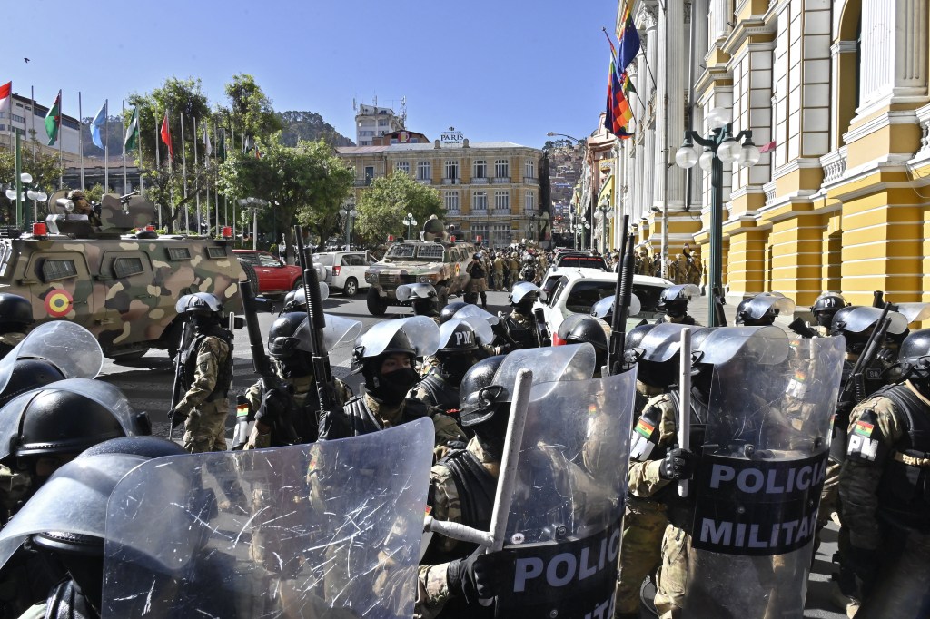 Militares nos arredores do Palácio Presidencial da Bolívia, em La Paz. 26/06/2024