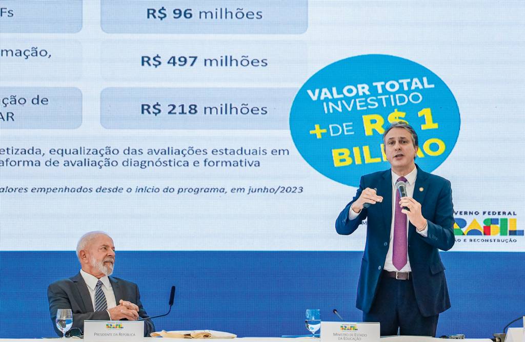 3—CAMILO-SANTANA-e-LULA-2023-5-b.jpg CORRENDO POR FORA - O ministro Camilo Santana: a educação é a única área do governo bem avaliada pelos eleitores