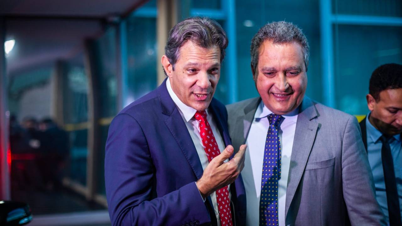 Os ministros Fernando Haddad (Fazenda) e Rui Costa (Casa Civil)