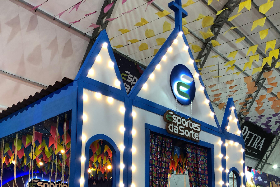 Igreja cenográfica da Esportes da Sorte na festa junina de Votorantim