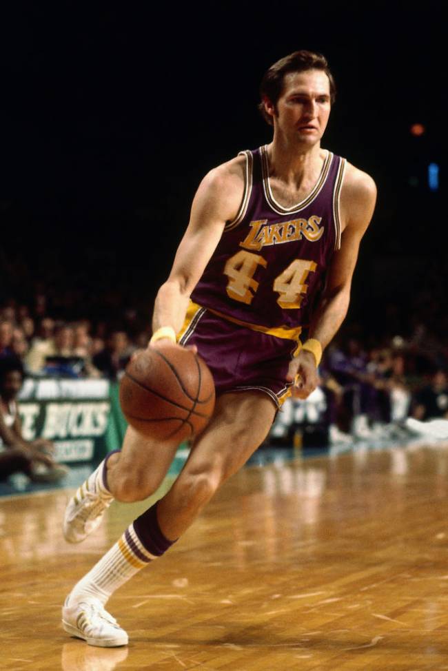 A foto de Jerry West, com o uniforme do Los Angeles Lakers, tirada em 1974 que inspirou o logotipo da NBA -