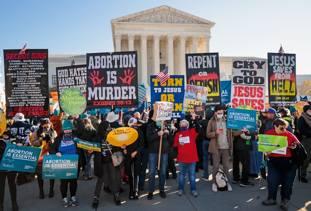 SEM ESCOLHA - Protesto pró-vida nos Estados Unidos: onda conservadora fez Suprema Corte reverter legislação