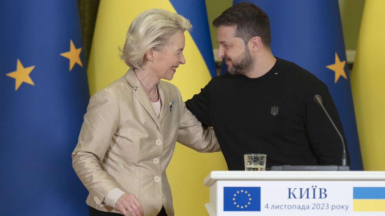 A presidente da Comissão Europeia, Ursula von der Leyen (à esq.), e o presidente da Ucrânia, Volodymyr Zelensky (à dir.). 04/11/2023