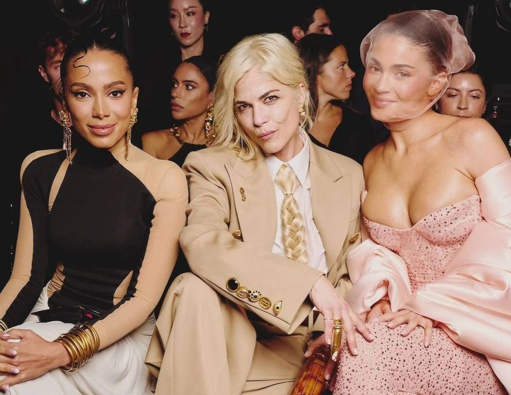 O encontro de Anitta e Kylie Jenner em evento de moda em Paris