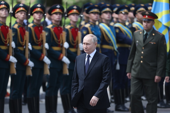 Presidente russo, Vladimir Putin, em frente à militares durante a cerimônia da Tumba do Soldado Desconhecido, em Moscou. 22/06/2024