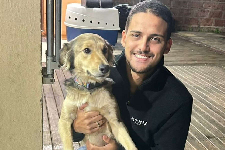 O veterinário João Carlos e o cachorro Chopp