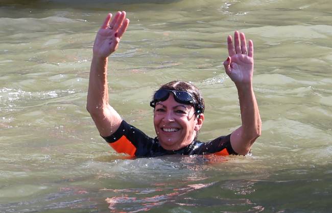 A prefeita de Paris, Anne Hidalgo, no Rio Sena A prefeita de Paris, Anne Hidalgo, no Rio Sena