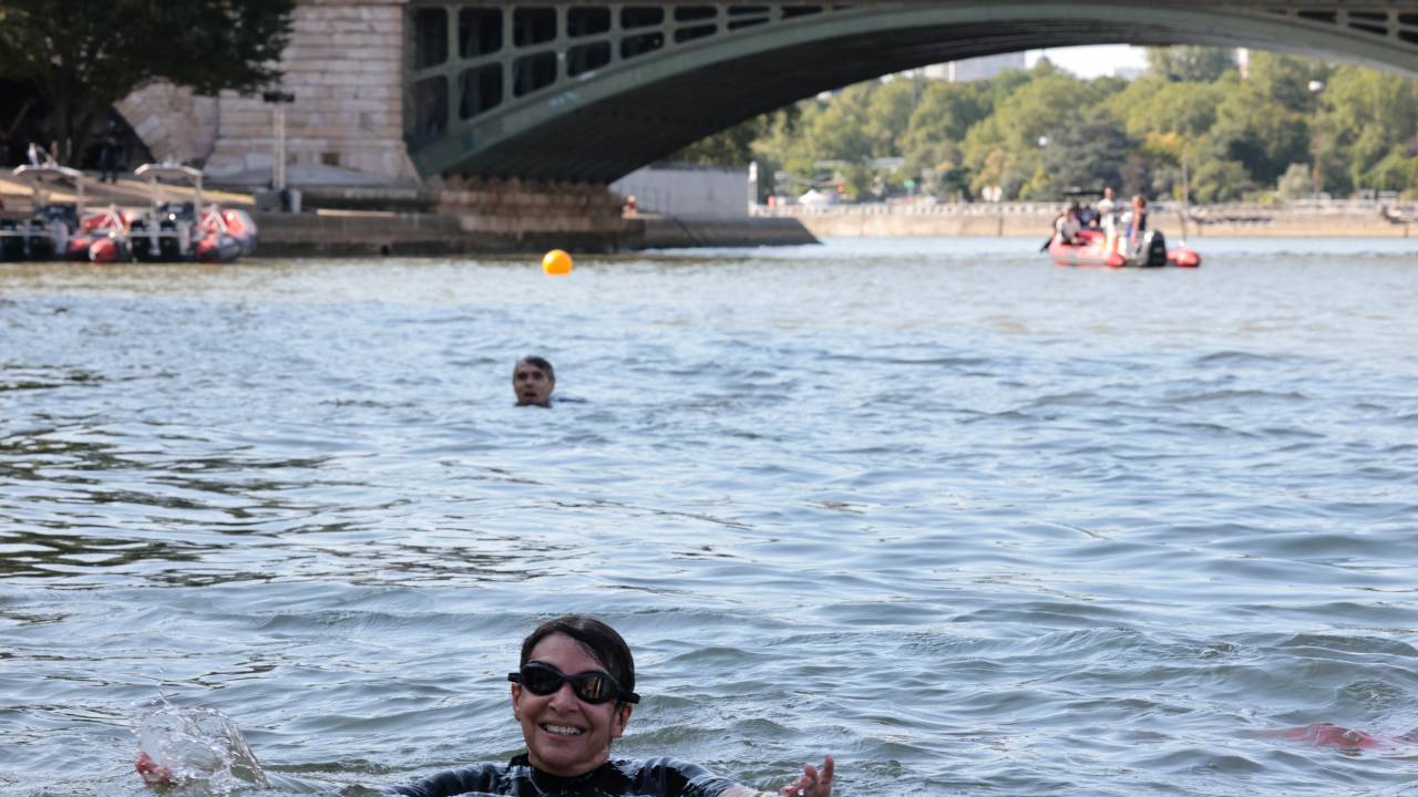 A prefeita de Paris, Anne Hidalgo, no Rio Sena
