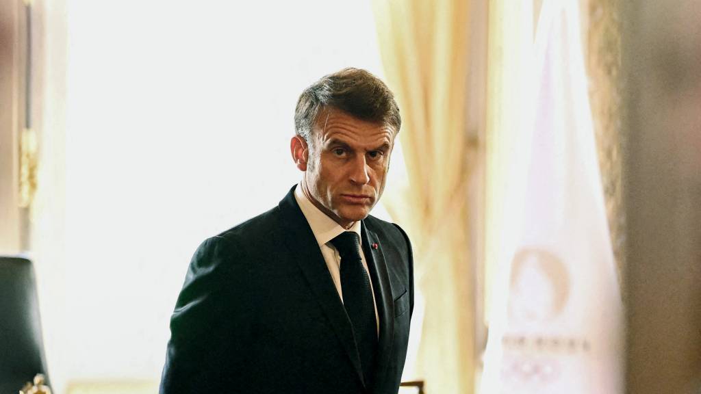 Macron aceita renúncia de premiê após perder eleição; substituto é incerto