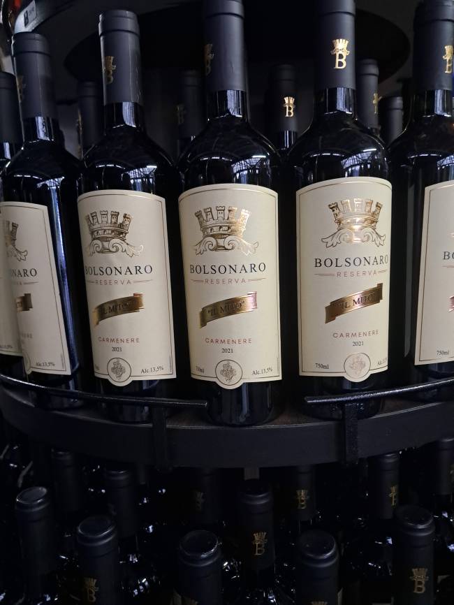 Bolsonaro CPAC 2024 Tinto, branco e rosé, vinhos de Jair Bolsonaro são vendidos a R$ 140 em fórum conservador em Santa Catarina. 06/07/2024 -