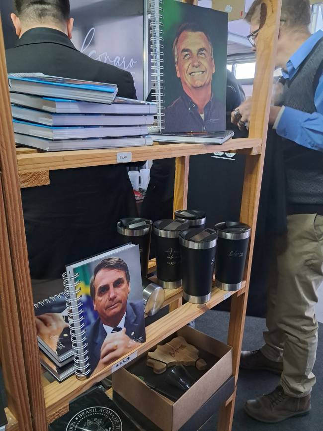 A R$ 65,90 é possível comprar caderninhos de anotações estampados com o rosto de Bolsonaro. 06/07/2024 -