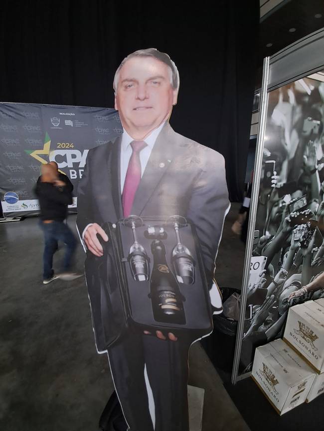 Bolsonaro de papelão em tamanho real: vinhos 'El Mito' na CPAC 2024. 06/07/2024 -