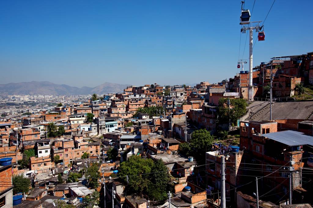 Favela no Rio de Janeiro RIO DE JANEIRO, RJ, BRASIL, 01-08-2014, 10h00: Vista da favela Nova Brasilia. Aumento do numero de casos de violencia no Complexo do Alemao, regiao com 13 favelas e 4 Unidades de Policia Pacificadoras (UPPs), expoe a fragilidade do projeto de pacificacao do Rio de Janeiro. Denize Moraes, 49, teve seu filho, o mototaxista Caio Moraes, 20, assassinado em maio deste ano na favela da Grota, uma das favelas no Alemao. O inquerito sobre esta morte teria que ficar pronto no ultimo domingo (27), mas nao foi finalizado pela Delegacia de Homicidios. Testemunhas dizem que Caio Moraes foi morto por um tiro de um policial da UPP. (Foto: Daniel Marenco/Folhapress, COTIDIANO) ORG XMIT: AGEN1408011606561708 ORG XMIT: AGEN2108171918734401