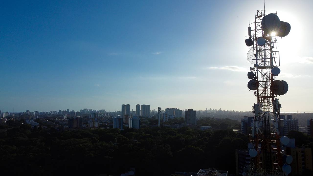 CONEXÃO - Antenas em Salvador: a 5G está em 589 cidades; a promessa é cobrir o país até 2029