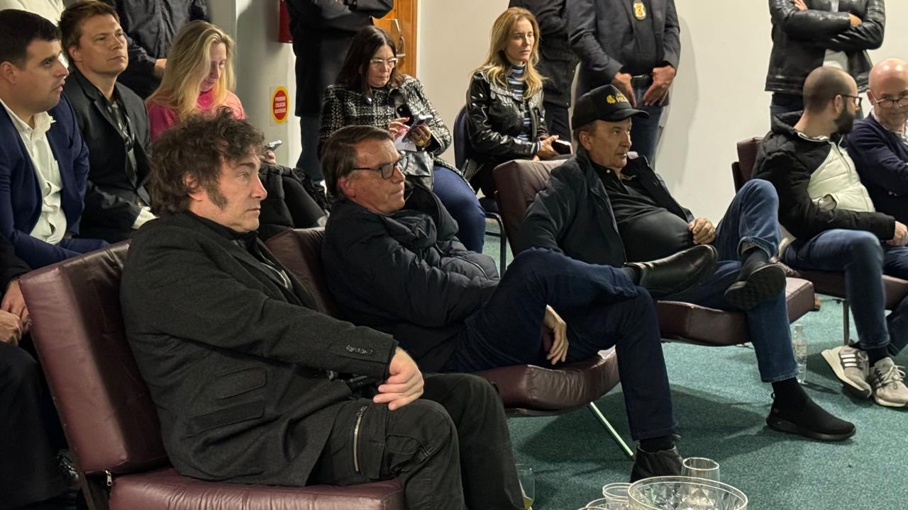 O presidente da Argentina, Javier Milei (esq.), e Jair Bolsonaro (centro) assistem a partida das quartas de final da Copa América em que Uruguai derrotou Brasil nos pênaltis. 06/07/2024 -