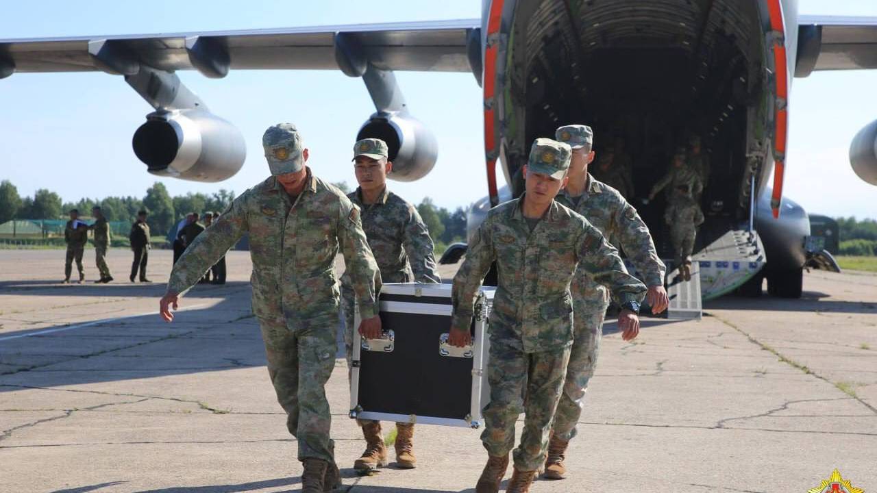 Soldados da China descarregam cargas militares de avião na cidade de Brest, em Belarus. 07/07/2024