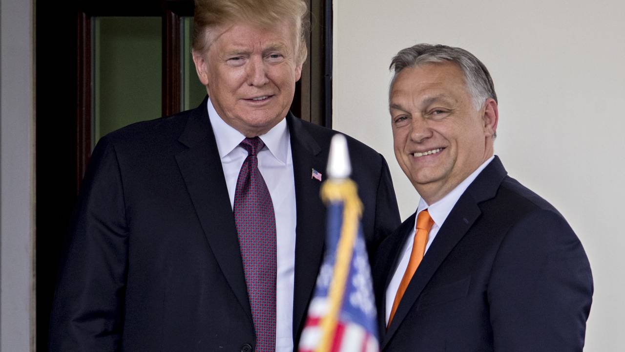 O presidente dos Estados Unidos, Donald Trump (à esquerda), e o primeiro-ministro da Hungria, Viktor Orbán (à direita). 13/05/2024