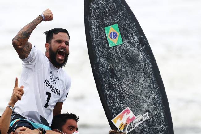 Surfing – Olympics: Day 4 Italo Ferreira instantes após conquistar a medalha de ouro do surfe em 2021