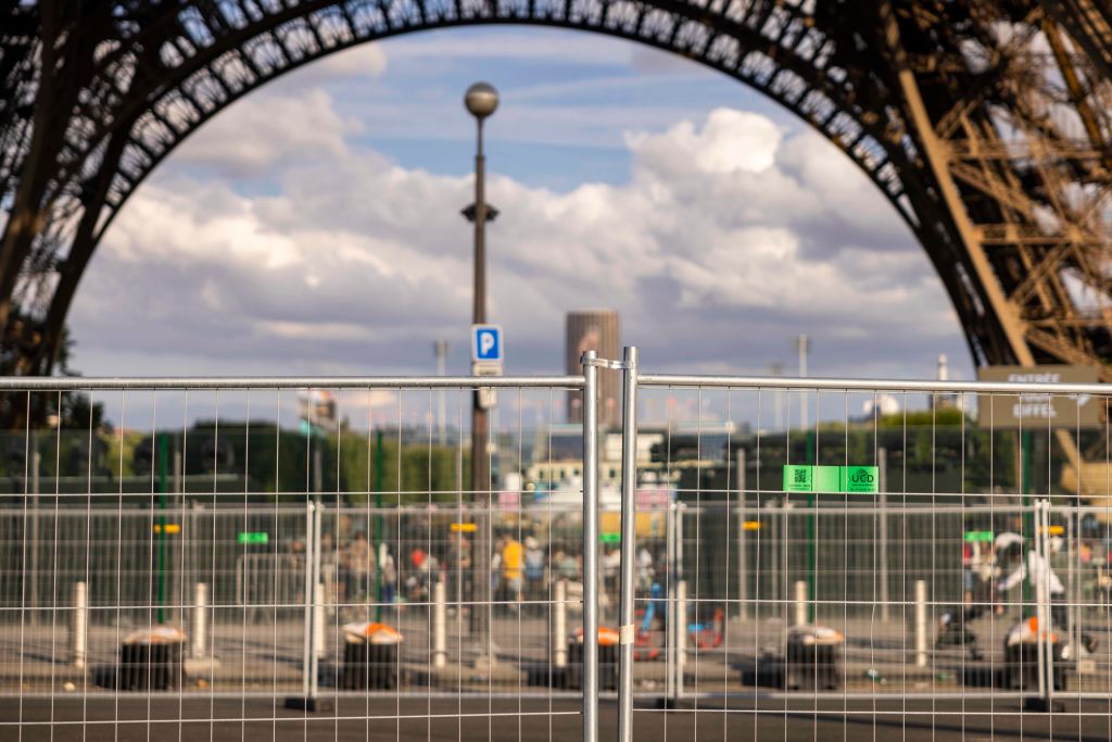 Barreiras de metal ao redor da Torre Eiffel em Paris e o rio Sena: paisagem alterada para abertura dos Jogos Olimp&iacute;adas -