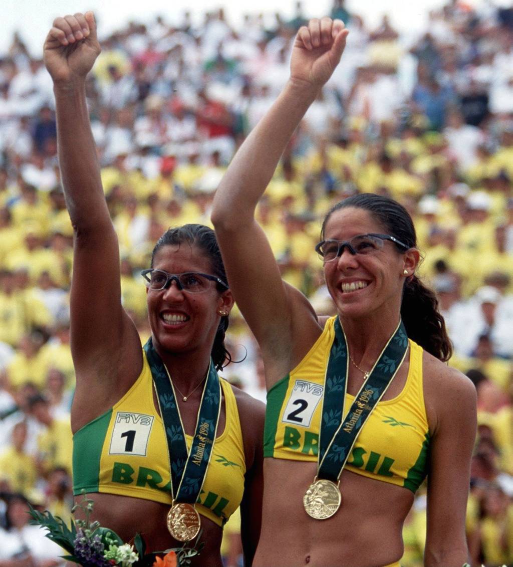 BEACHVOLLEYBALL: Frauen Finale BRA I Sandra e Jackie no pódio, de biquíni. 27/07/1996