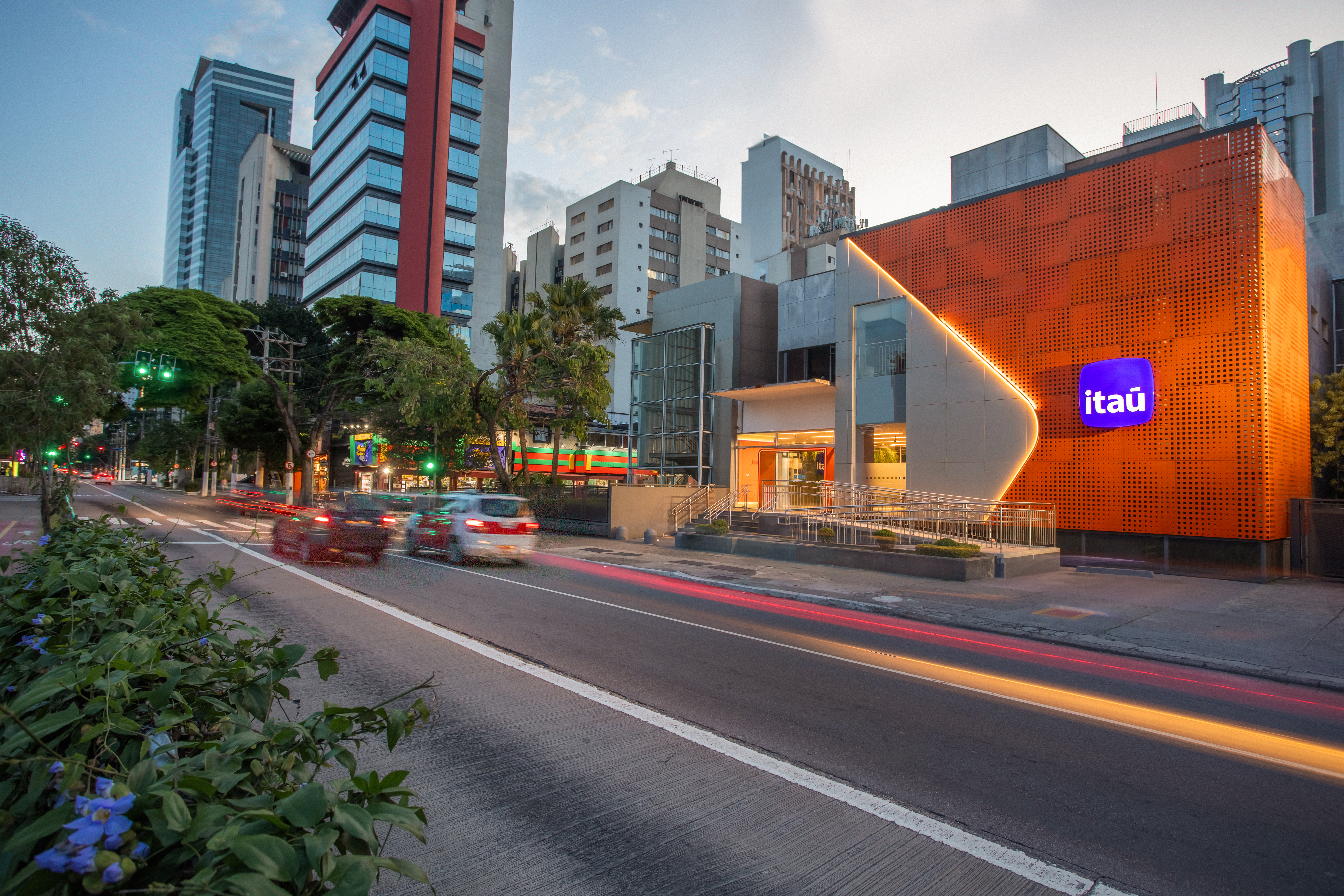 Itaú (ITUB4) deve lucrar cerca de R$ 12 bilhões no 2º tri; veja o que esperar