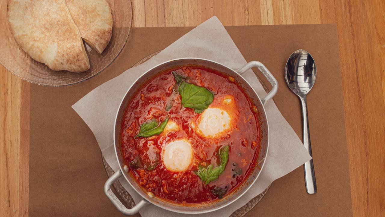 A Shakshuka tradicional, servida com espinafre -
