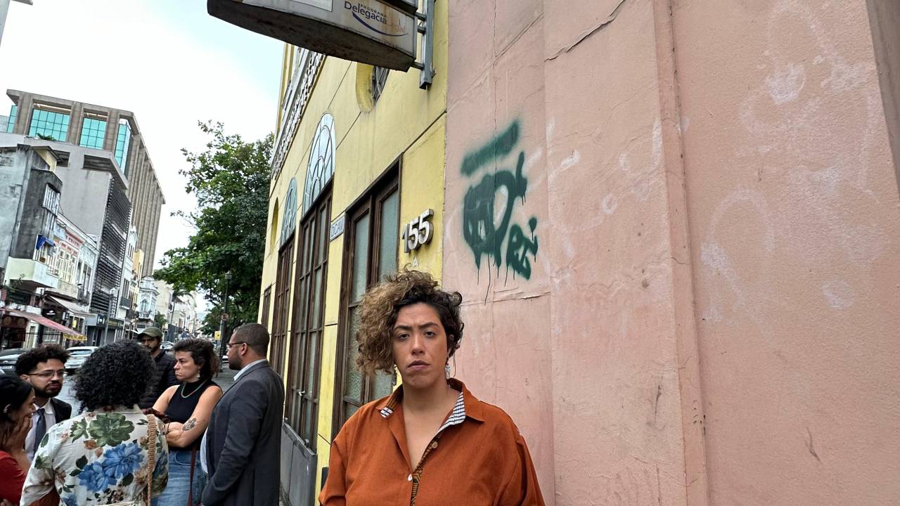 Talíria Petrone com o boletim de ocorrência na porta de delegacia especializada: denúncia de ameaça, racismo e violência política de gênero