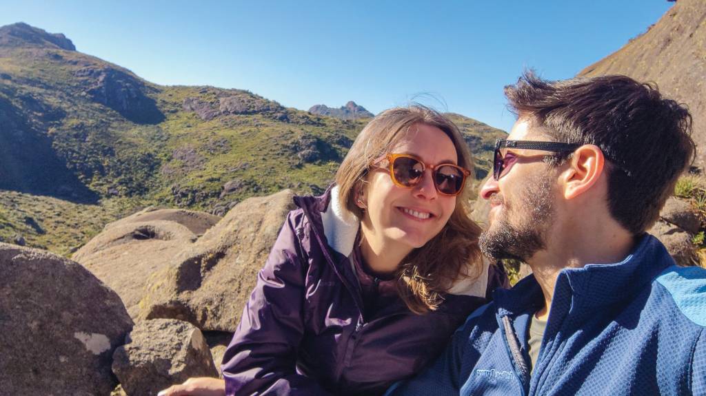 adriana-rafael2.jpg DEMOROU, MAS VALEU - Foi no Tinder que Adriana Peres, 34, conheceu o namorado, Rafael Teixeira, 32. Antes, passou por muitos pretendentes e meia dúzia de encontros frustrantes. “O processo me ajudou a achar alguém que vale a pena”, diz.