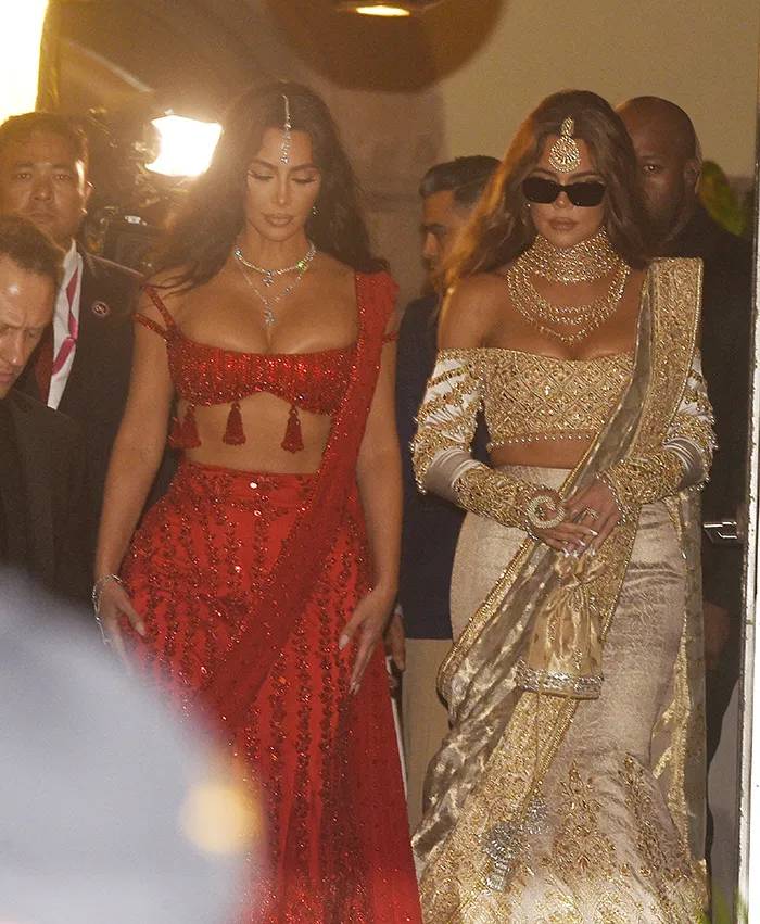 kim-kardashian-khloe-anant-ambani Kim e Khloé Kardashian surgiram com saris desenhados por Manish Malhotra
