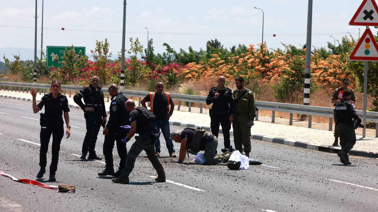 Polícia israelense verifica drone explosivo lançado pelo grupo libanês Hezbollah contra o norte de Israel. 06/08/2024