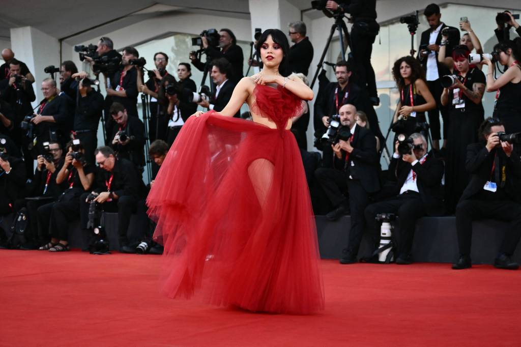 Wandinha de vermelho e Chanel moderninha: os looks do Festival de Veneza