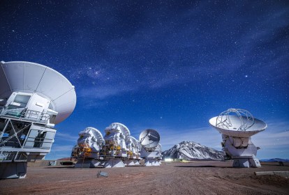 A beautiful view of the ALMA antennas working during the night, with the snowy Chajnantor mountain in the background. Credit: Alex Pérez