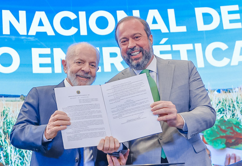 O presidente Lula e o ministro de Minas e Energia, Alexandre Silveira