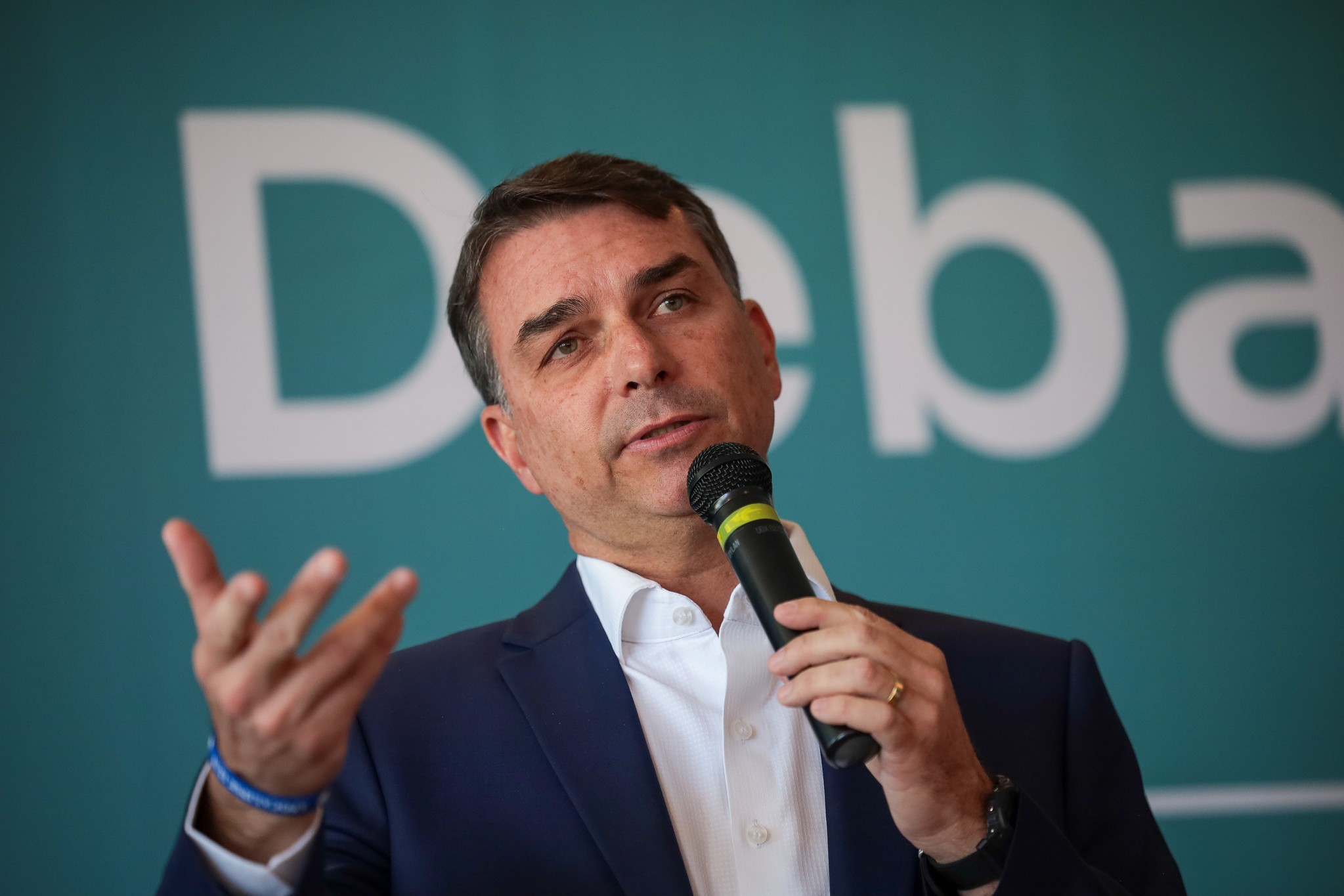 Taxa das blusinhas provoca pane no entorno de Flávio Bolsonaro