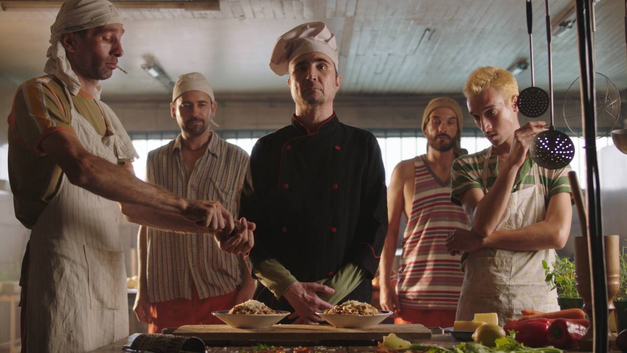 João Miguel (ao centro) como Raimundo Nonato no filme 'Estômago 2' -