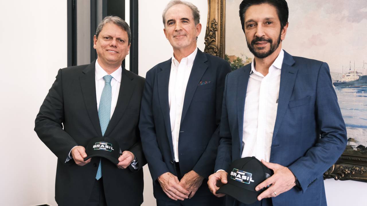 O governador de São Paulo, Tarcísio de Freitas, Tom Dannemiller, representante da marca Nascar no Brasil, e o prefeito da capital paulista, Ricardo Nunes, durante reunião nesta quinta-feira