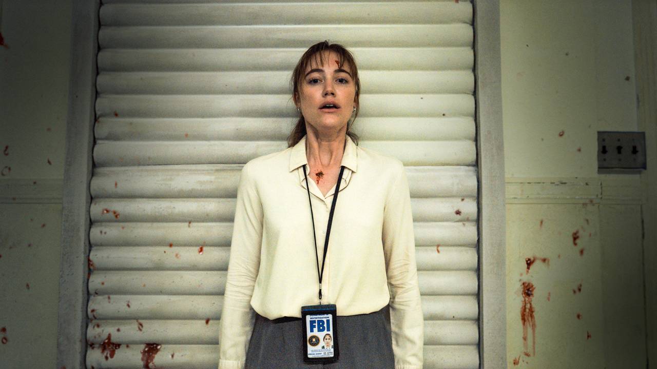 LAÇOS DE SANGUE - Maika Monroe como a investigadora Harker: ligação mediúnica com serial killer