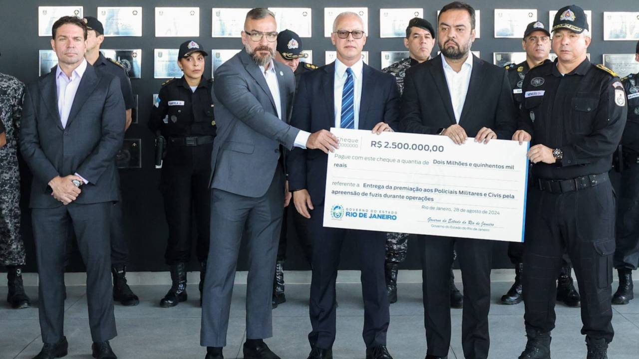 Ramagem em ato com Cláudio Castro, que premiou policiais militares e civis por apreensão de 500 fuzis