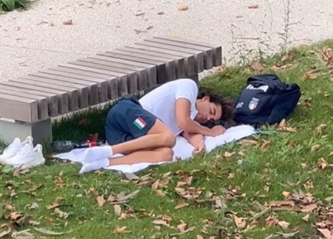 Campeão olímpico dorme no gramado da Vila Olímpica por problema no quarto