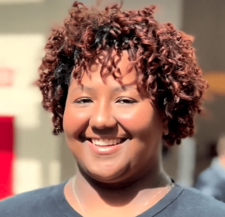 Orgulho dos cachos e marca plus size: o estilo de Beatriz Souza