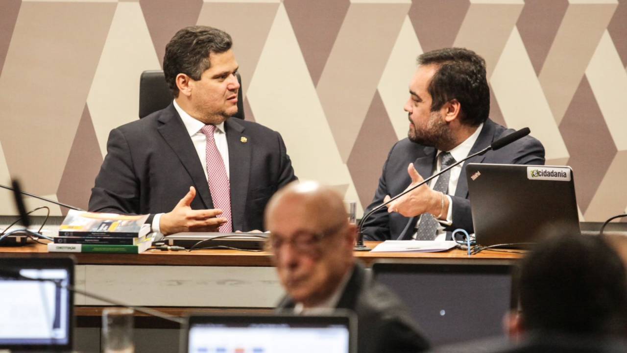 Davi Alcolumbre e Cláudio Castro conversam durante reunião da CCJ do Senado