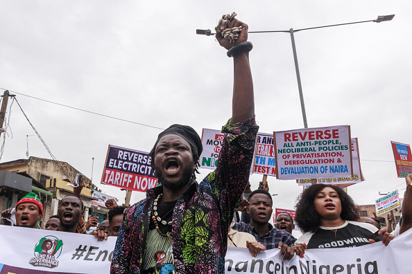Nigerianos protestam contra a má gestão do governo e o alto custo de vida na cidade de Lagos, Nigéria. 01/08/2024