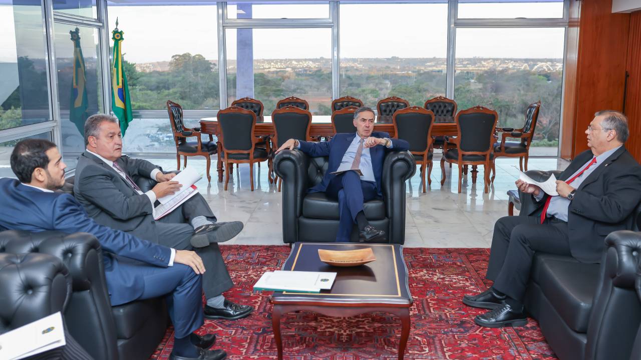 Os ministros palacianos Jorge Messias e Rui Costa (esq.) e os do STF, Luís Roberto Barroso (centro) e Flávio Dino (dir.) participaram da reunião