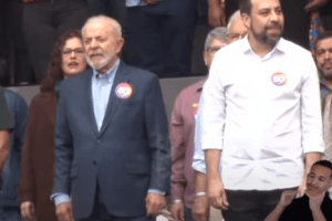 O presidente Lula e Guilherme Boulos (PSOL) em comício no Campo Limpo, zona sul de São Paulo